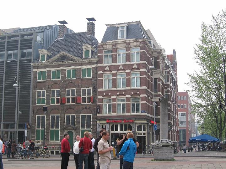 Amsterdam 37.jpg - Der Hauptbahnhof steht auf ca. 8.600 Pfählen, der Königliche Palast auf rund 13.659 Pfählen. Ein großer Teil dieser Holzpfähle wurde aus dem Schwarzwald und dem Frankenwald mit Flößen herbeigeschafft. 